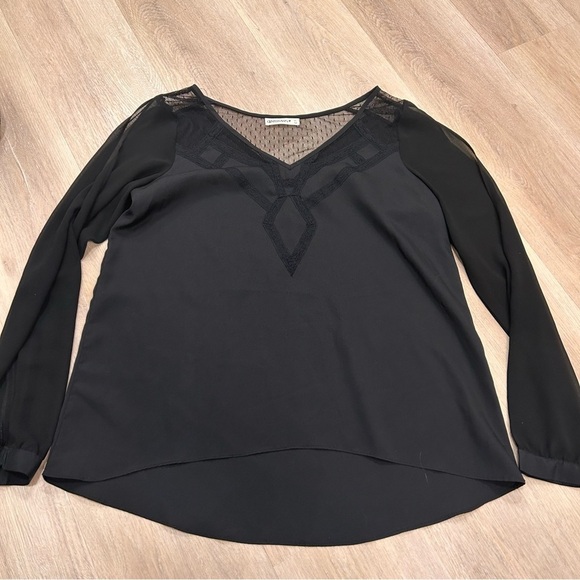 Gental Fawn black v neck blouse with slit sheer arms - Picture 5 of 9